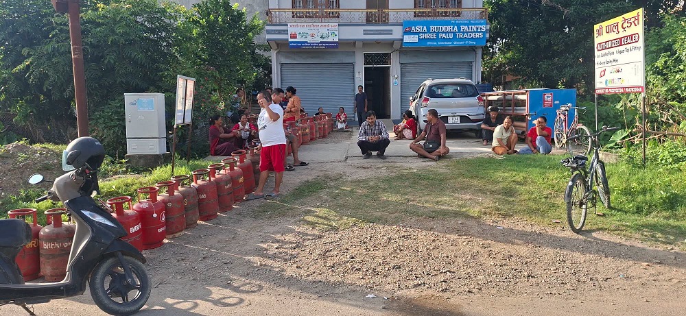 दाङमा ग्यास लिन घण्टौँ लाइन बस्नुपर्ने बाध्यता हट्ने, अब विक्रेतामार्फत कुपन लिएर ग्यास पाइने - Image 1