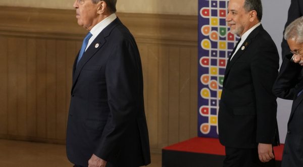 US Faces Challenges Isolating Iran as China and Russia Deepen Economic Ties