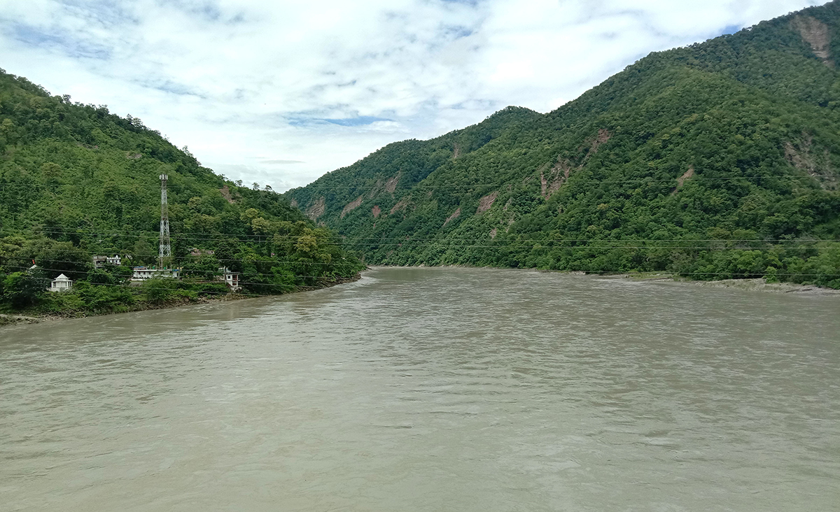 अछाममा कर्णाली नदी सतर्कता तहभन्दा माथि, तटीय क्षेत्रका बासिन्दालाई सावधान रहन आग्रह - Image 1