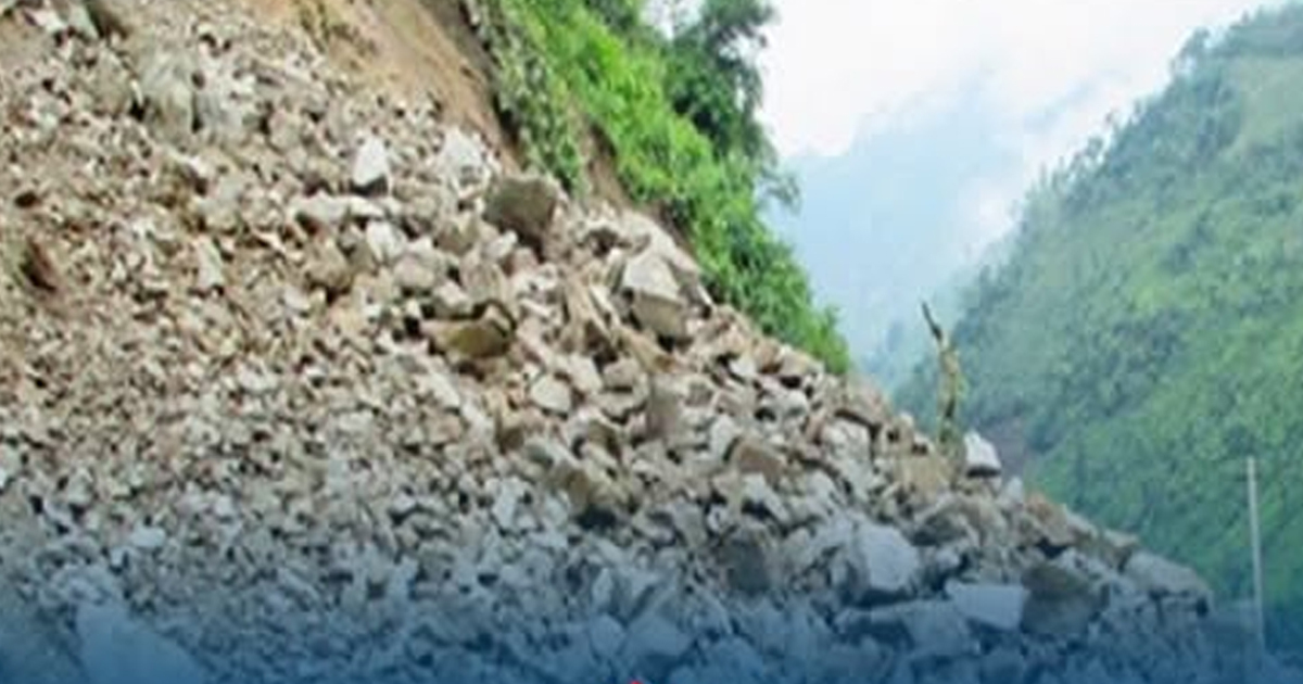 वर्षाले देशभरका विभिन्न सडक अवरुद्ध, केहीमा राति सवारी सञ्चालनमा रोक - Image 1