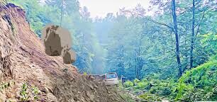 वर्षाले देशभरका विभिन्न सडक अवरुद्ध, केहीमा सवारी सञ्चालनमा रोक - Image 1